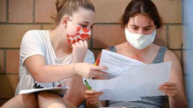 Dos mujeres con mascarilla en un centro de salud de Alemania.