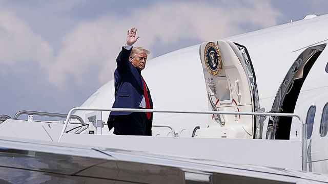 Donald Trump a punto de embarcar en el Air Force One