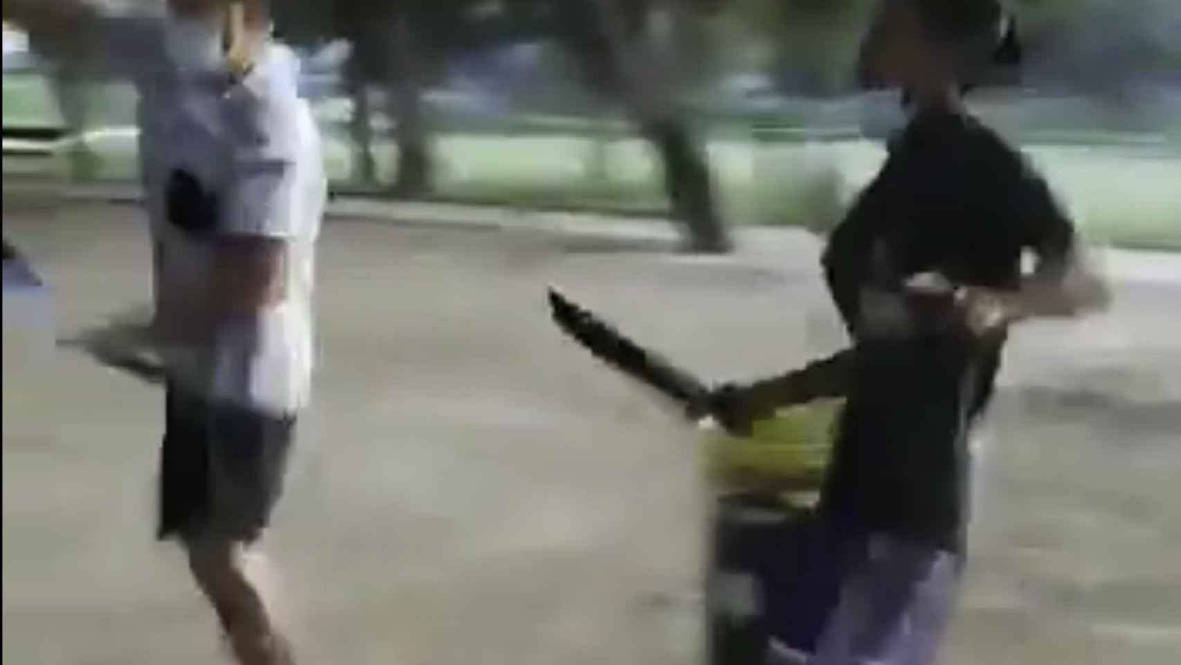 Un momento del enfrentamiento entre varios jóvenes en el parque Tío Jorge de Zaragoza.