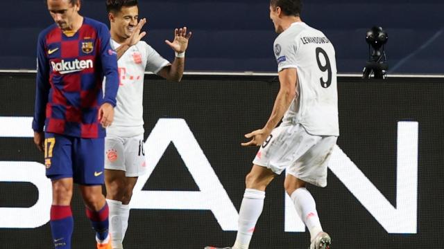 Philippe Coutinho celebra con Robert Lewandowski el tanto del polaco ante el Barça