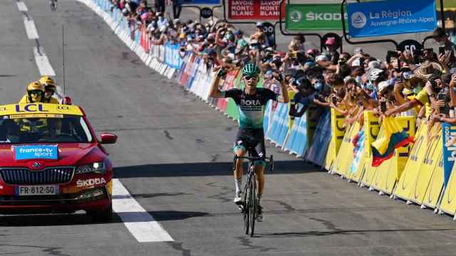 El corredor del Bora Kämna celebra su victoria en el Dauphiné