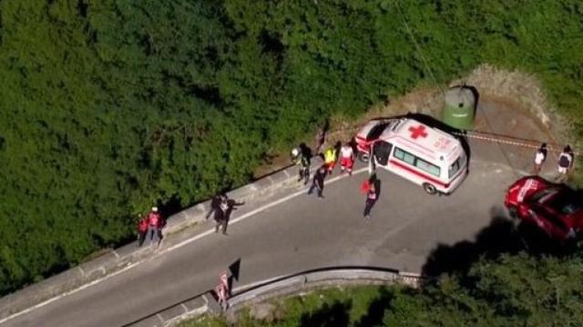 La ambulancia espera el rescate de Evenepoel