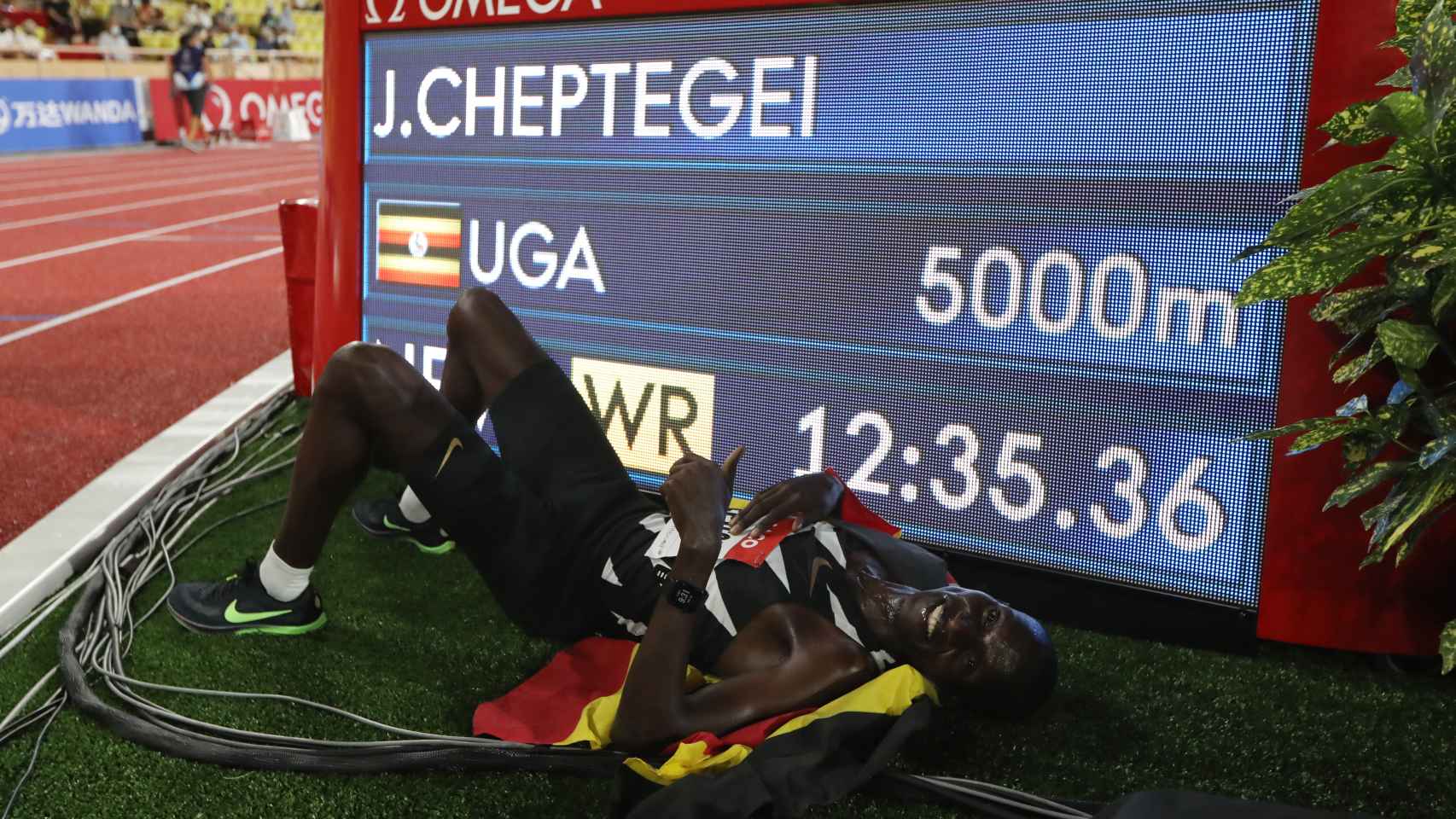 Joshua Cheptegei posa junto a su récord del mundo en el mitin de Mónaco de la Diamond League