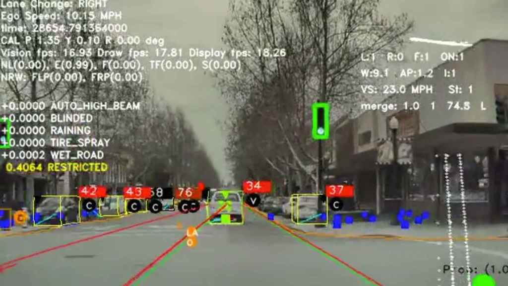Imagen de una captura de vídeo que muestra los datos que recoge Tesla.
