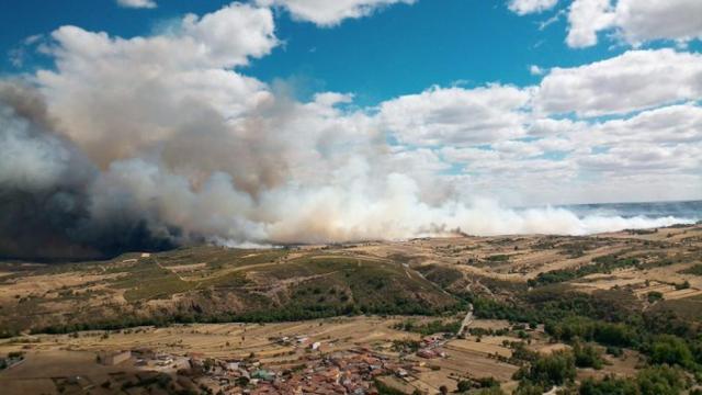 Vista de la columna de humo originada por el fuego.