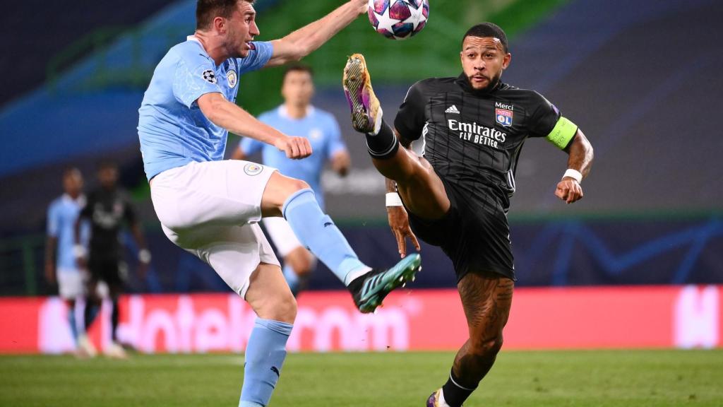 Laporte durante el duelo entre el Manchester City y el Lyon