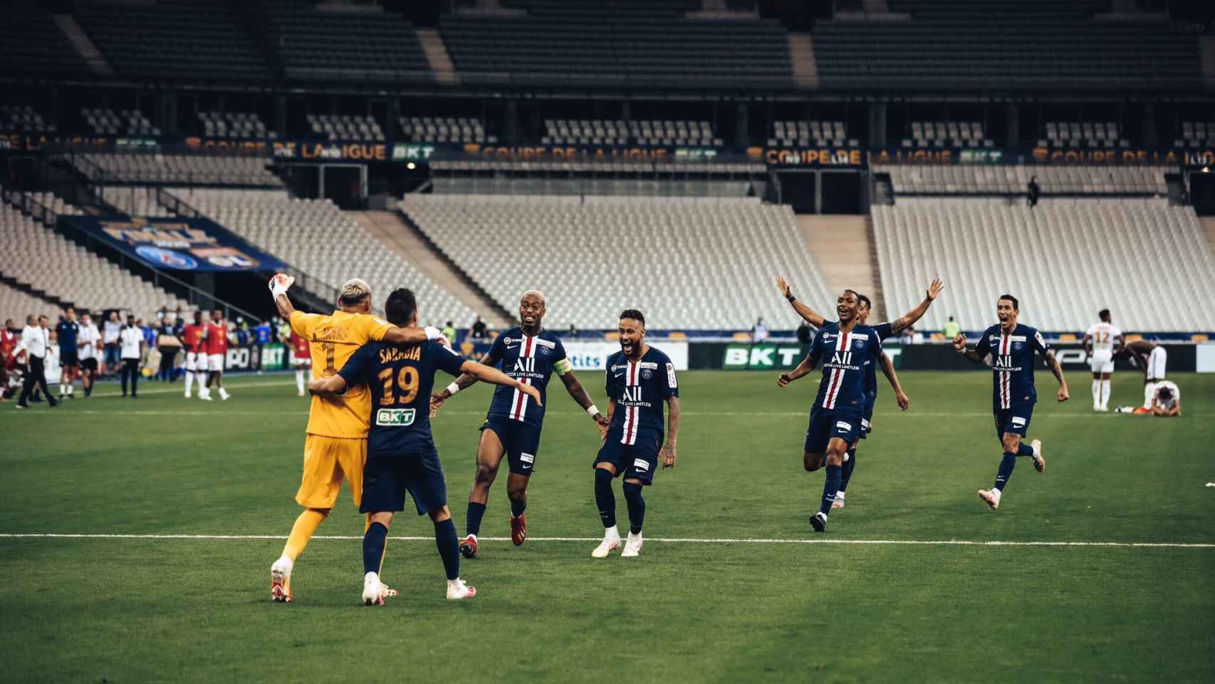 Los jugadores del PSG celebran la Coupe de la Ligue sin aficionados en las gradas.