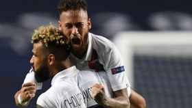 Neymar celebra con gol con Chuopo-Moting
