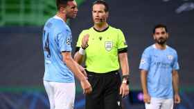 Laporte quejándose al árbitro durante el Manchester City - Lyon