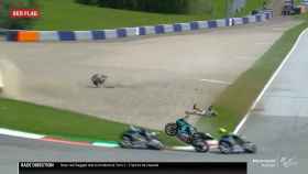 La moto de Franco Morbidelli pasando al lado de Maverick Viñales y Valentino Rossi