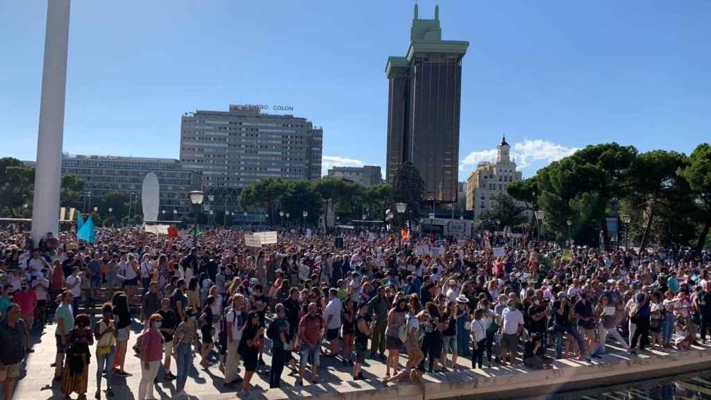 Los manifestantes rodeando la plaza de Colón, este domingo.