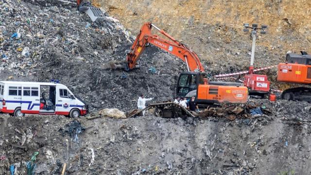 Los equipos de rescate trabajando en el vertedero de Zaldíbar.