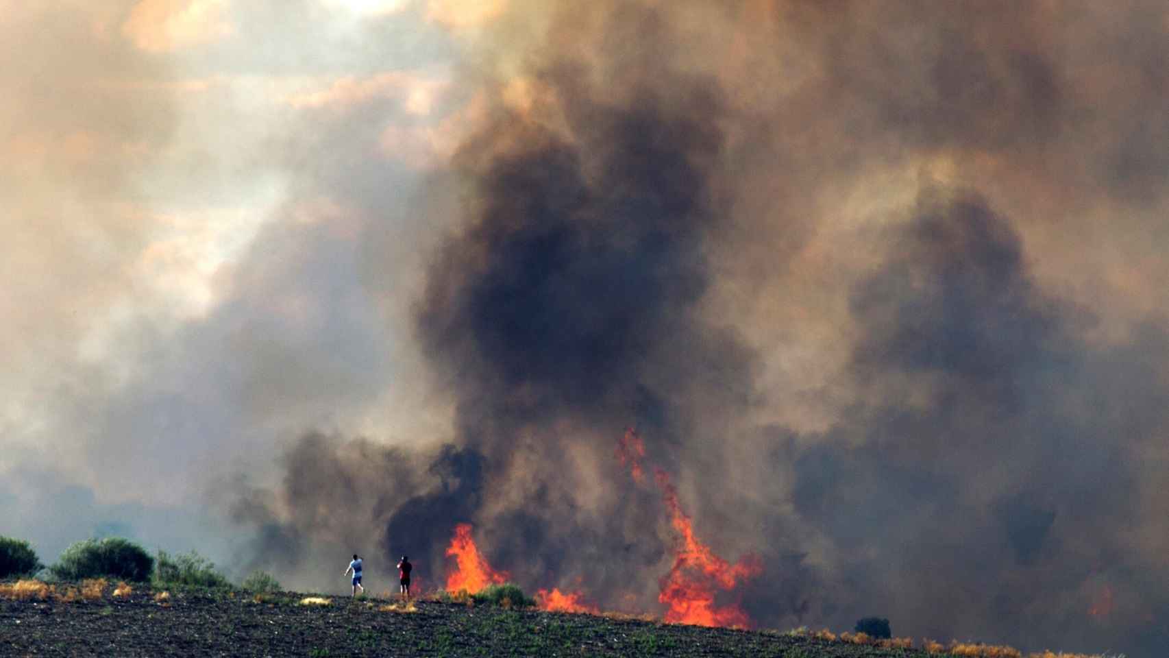 La UME y otros medios trabajan para extinguir el incendio de Zamora, que sigue activo