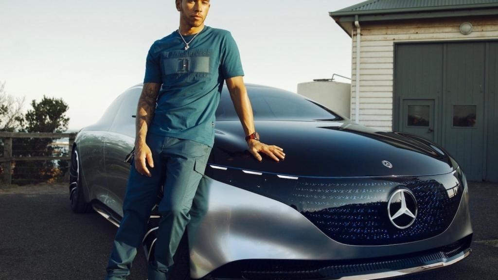 Lewis Hamilton junto al Mercedes-Benz Vision EQS.