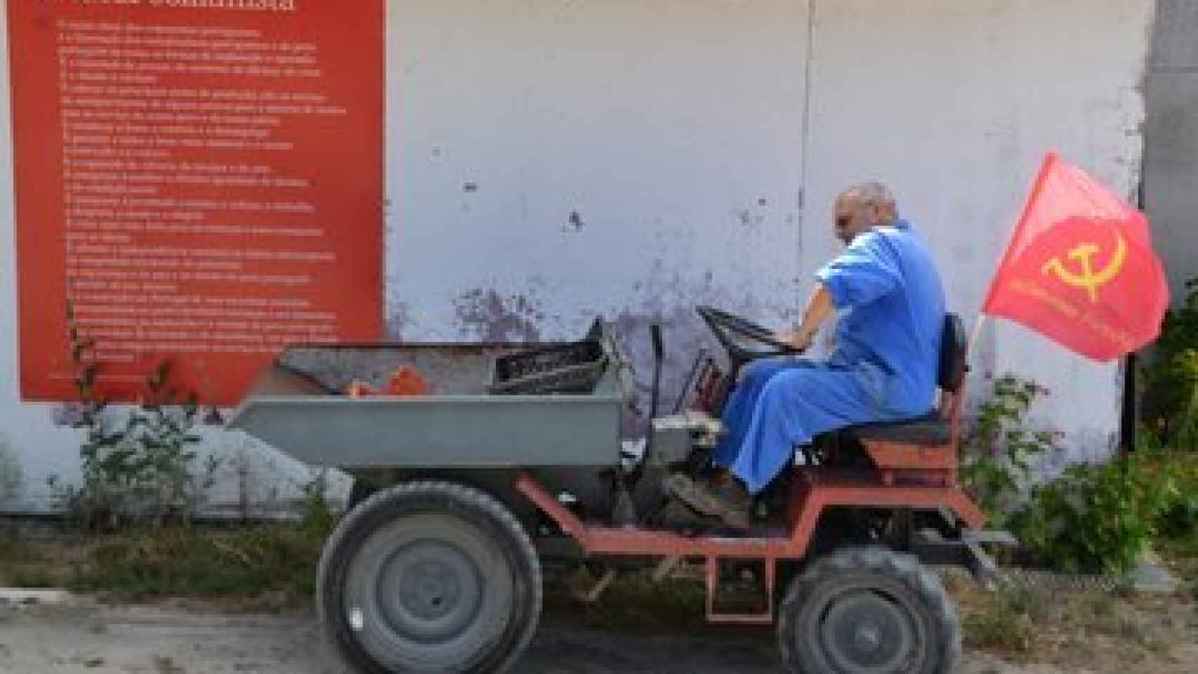 Un operario prepara las instalaciones de 'Avante!' en la localidad de Seixal, a las afueras de Lisboa.