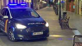 Un coche de la Policía Nacional en una calle de Logroño.