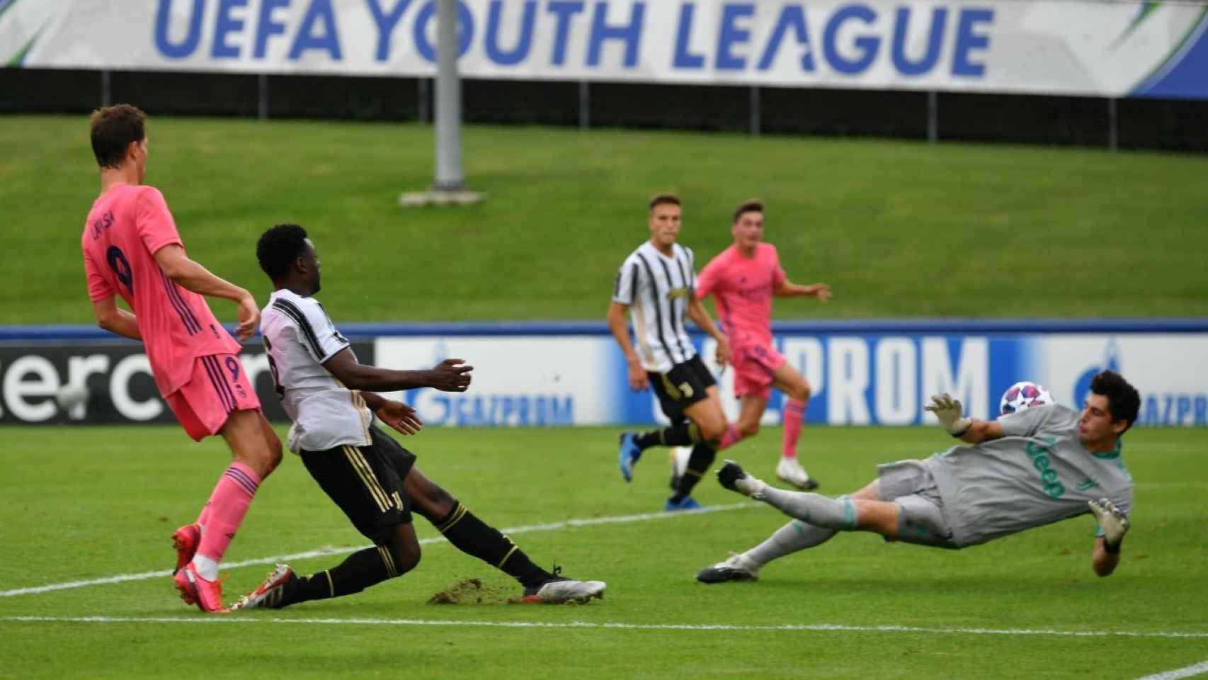 Juanmi Latasa marcando el tercer gol del Juvenil A ante la Juventus