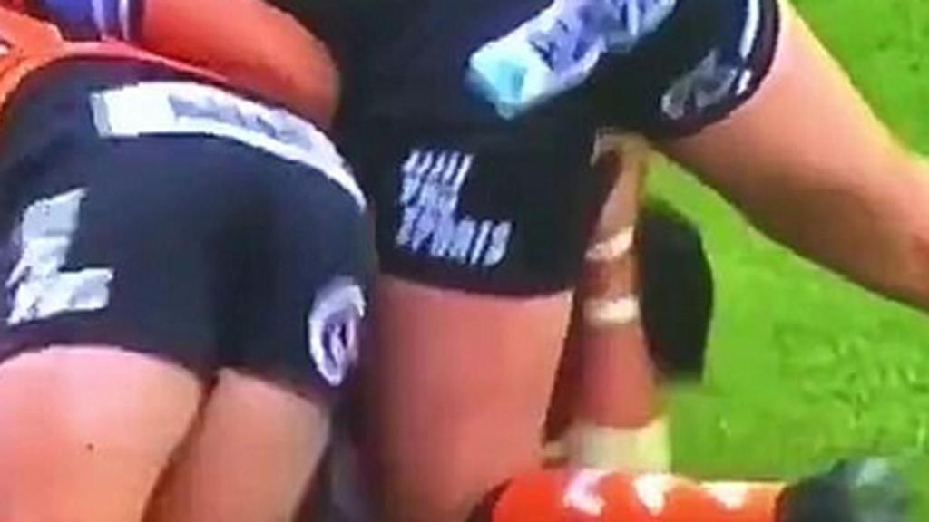 Tommy Makinson agarra de los testículos a Liam Watts en el partido entre St Helens y Castleford