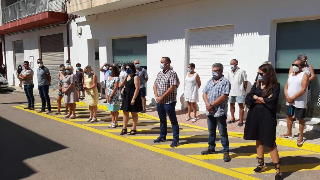 Minuto de silencio celebrado este lunes frente a las dependencias de la Tenencia de Alcaldía de La Ribera de Cabanes.