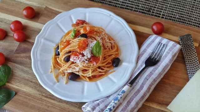 Espaguetis con tomate confitado y olivas, receta fácil para el verano