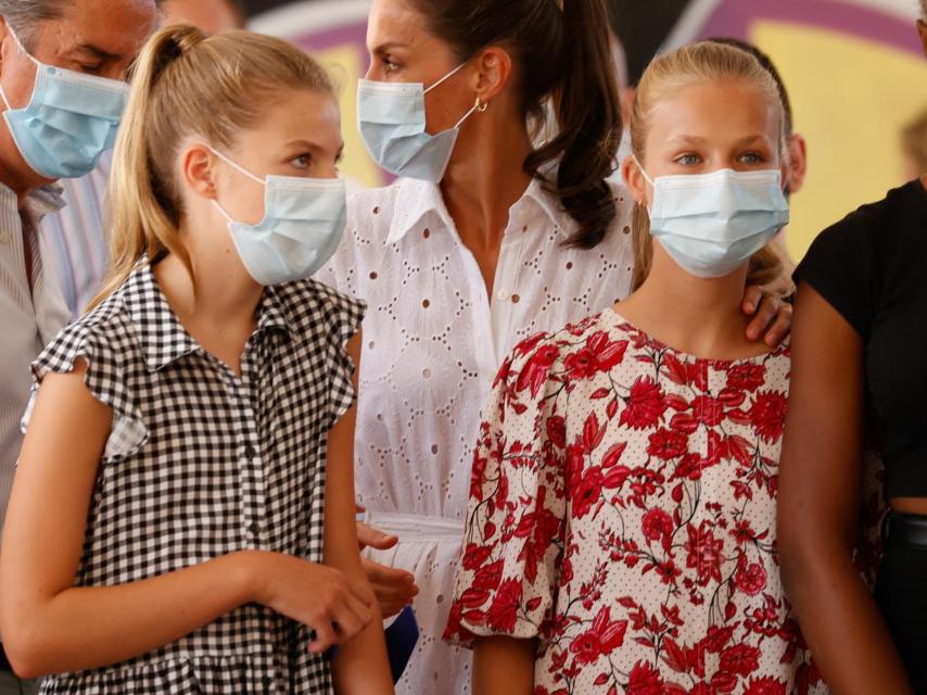 Letizia junto a sus hijas, durante su visita al centro socioeducativo Naüm.