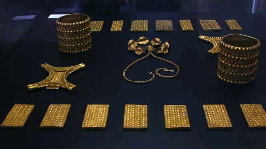 El Tesoro del Carambolo expuesto en el Museo Arqueológico de Sevilla en el 50 aniversario de su hallazgo.