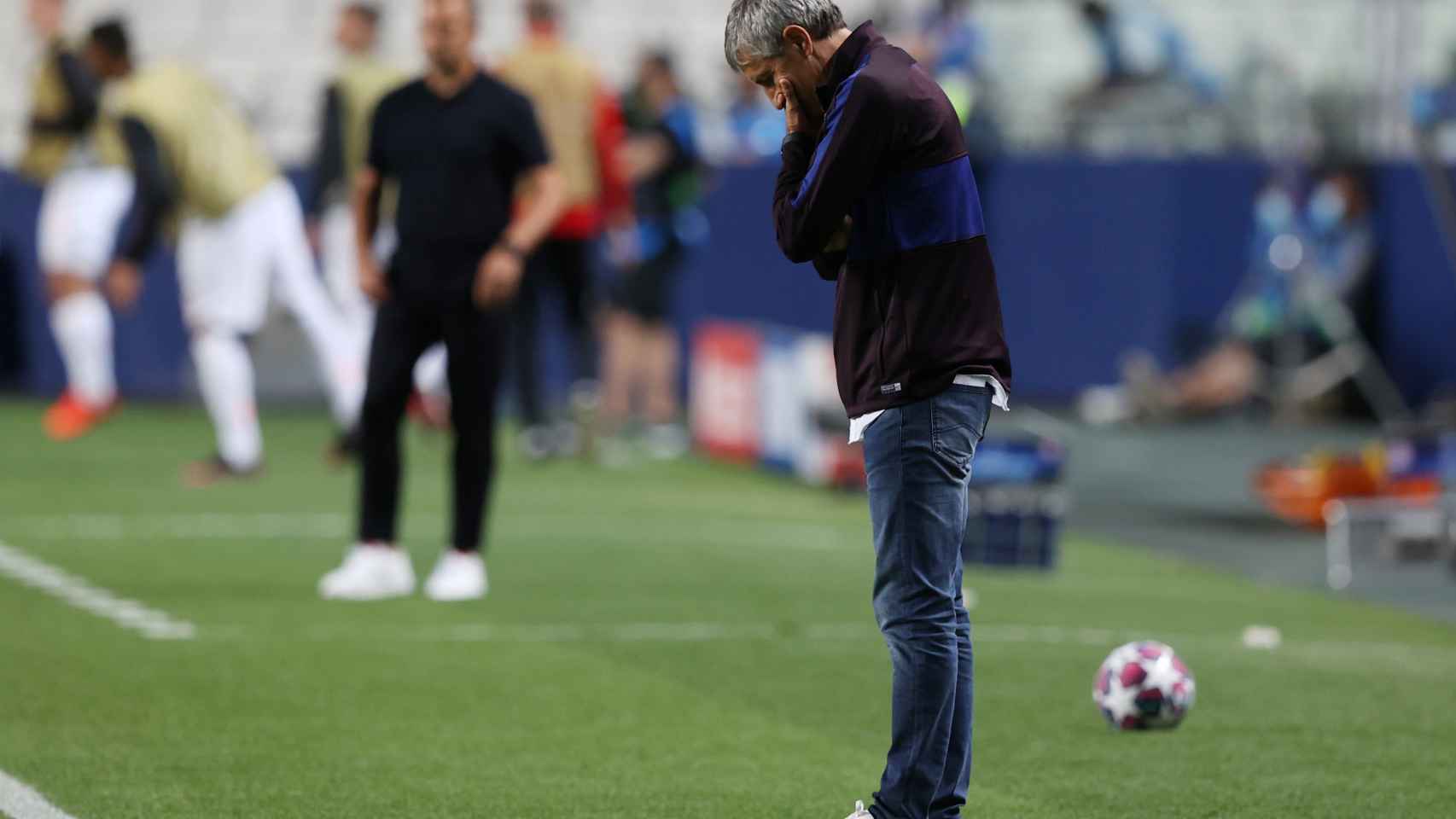 Quique Setién, abatido durante el partido entre el Barça y el Bayern de Múnich