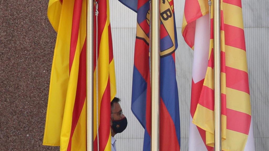 Josep María Bartomeu, detrás de las banderas del Barça entrando en las oficinas este lunes para la Junta Extraordinaria