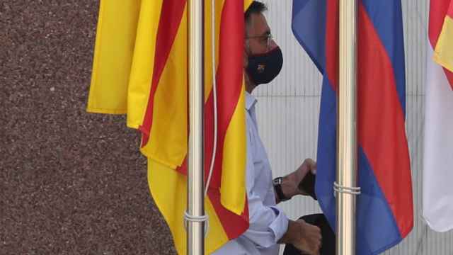 Josep María Bartomeu, detrás de las banderas del Barça entrando en las oficinas este lunes para la Junta Extraordinaria
