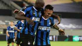 Lukaku y Lautaro Martínez celebran un gol del Inter de Milán en la semifinal de la Europa League