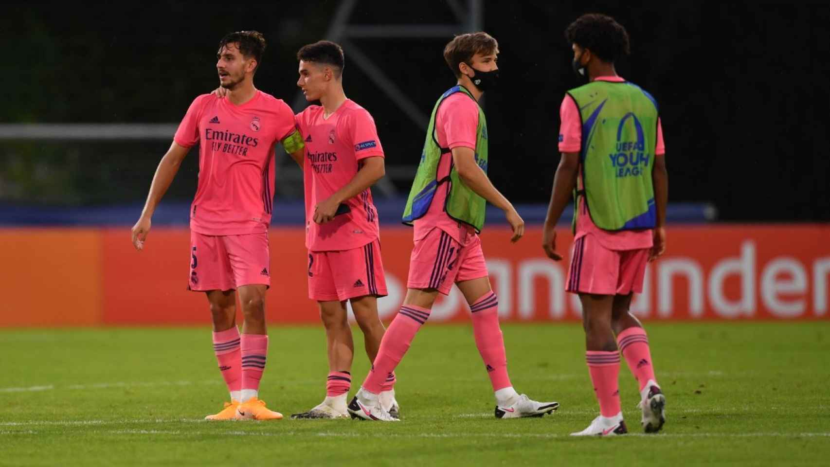 Los jugadores del Juvenil A durante el partido de la Youth League ante la Juventus