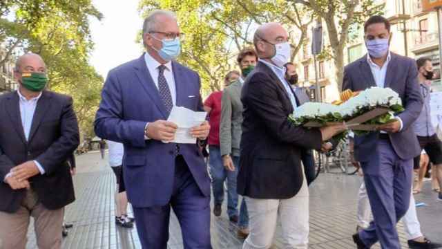 Jorge Buxadé (i) e Ignacio Garriga (d) en la ofrenda floral por las víctimas del 17-A.