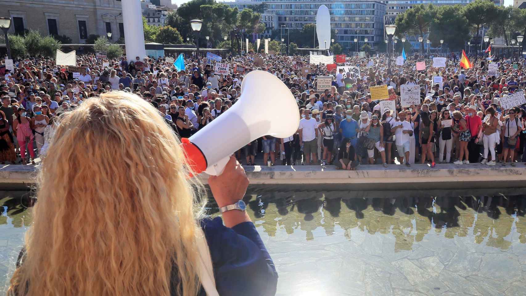 Vista de los asistentes a la manifestación de verano por la tarde en la plaza de Colón de Madrid.