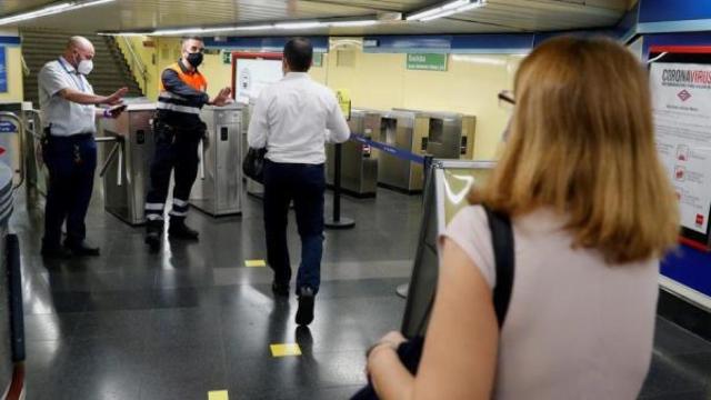 Controles de acceso en la estación de metro de Menendez Pelayo.