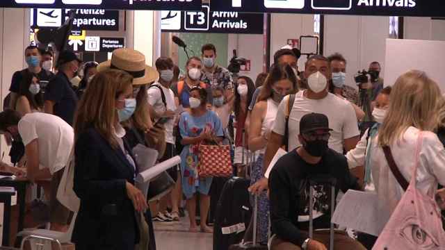 Pasajeros con mascarillas en el aeropuerto de Fiumicino en Roma.