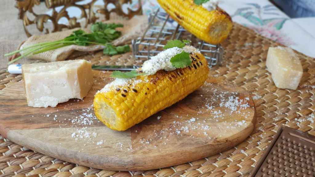 Mazorca de maíz, parmesano y mantequilla de romero, aperitivo fácil