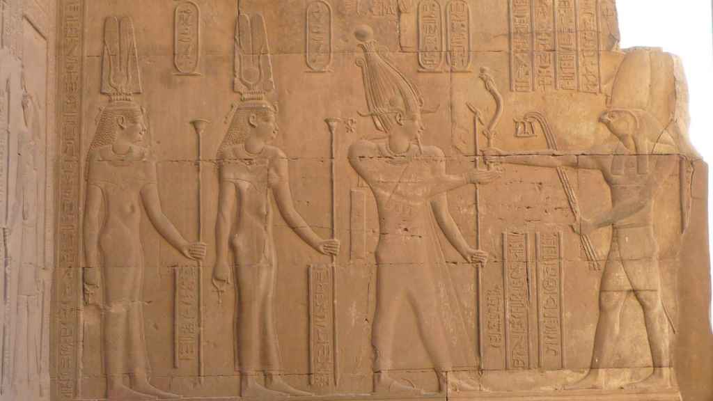 Cleopatra III, Cleopatra II, Ptolomeo VIII y Horus.