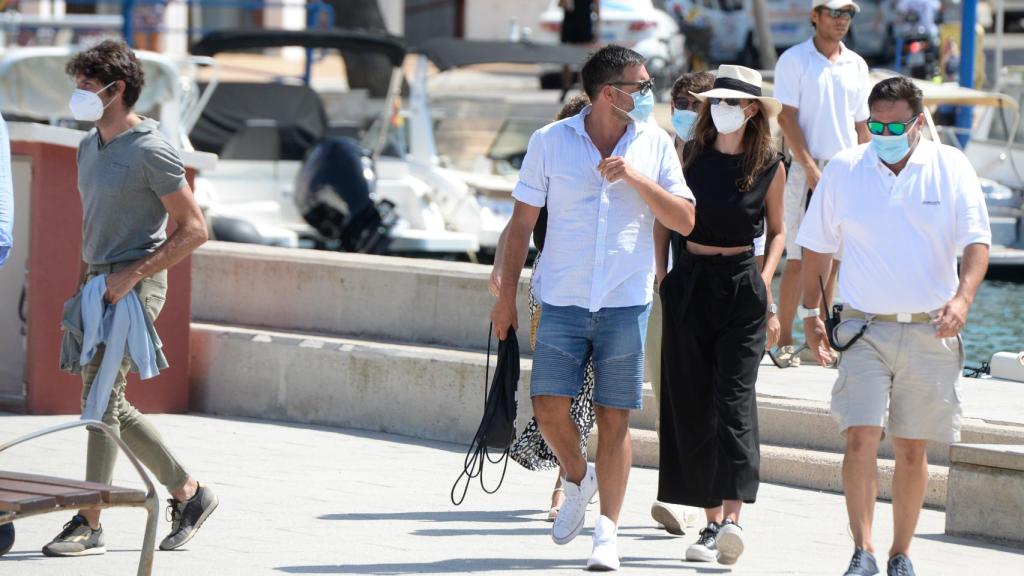 Cayetano, a la izquierda de la imagen, y Eva González, de negro, a su llegada al puerto de Mallorca.