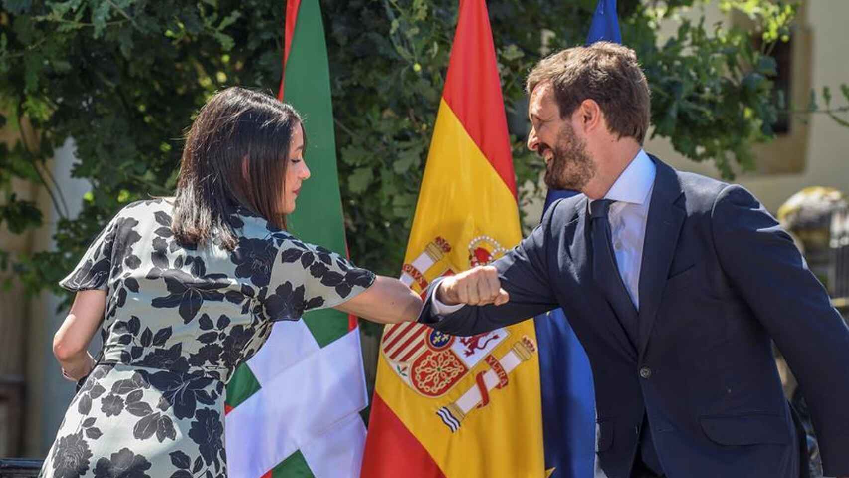 Inés Arrimadas, presidenta de Cs, y Pablo Casado, presidente del PP, en el acto de campaña celebrado en Guernica.