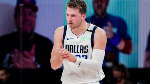 Luka Doncic aplaude tras una acción contra los Clippers