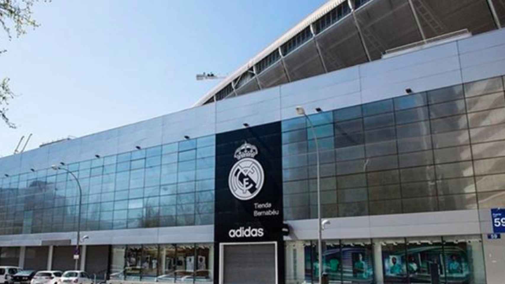 Edificio de la T4 y la tienda del Real Madrid del Santiago Bernabéu
