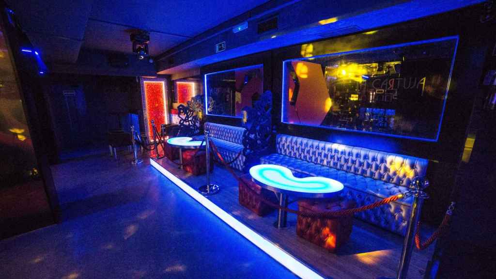Interior de una discoteca madrileña con mesas y sillas que están prohibido ocupar para garantizar la distancia de seguridad.