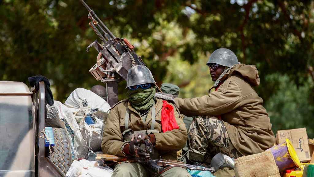 Soldados malienses patrullan en la ciudad recientemente liberada de Diabaly.