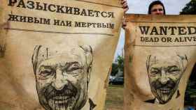 Manifestantes sostienen pancartas de 'busca y captura' contra Lukashenko en Bielorrusia.