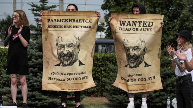 Manifestantes sostienen pancartas de 'busca y captura' contra Lukashenko en Bielorrusia.