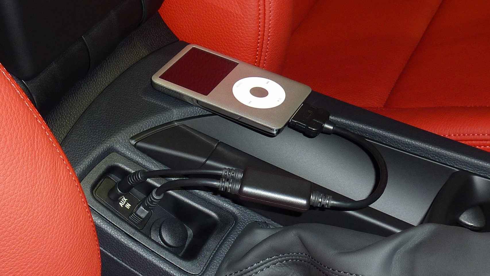 El iPod se podía conectar a otros dispositivos, como el coche