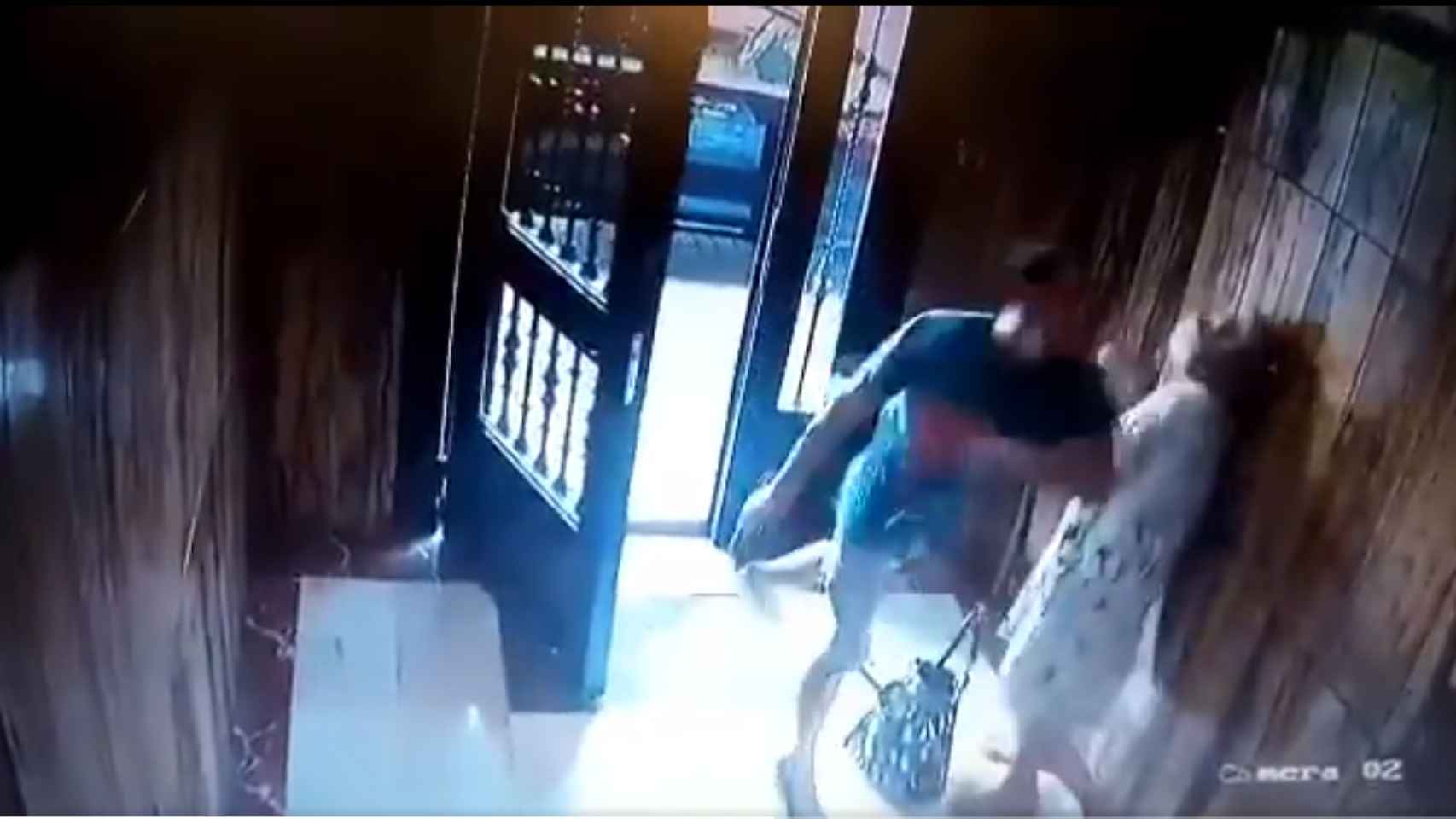 Imagen tomada por la cámara de seguridad del puñetazo propinado a la anciana para robarla