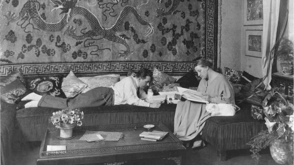 Fritz Lang y Thea von Harbou en su piso de Berlín.