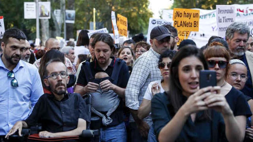 Pablo Iglesias sostiene a su hija en una manifestación por el Cambio Climático.