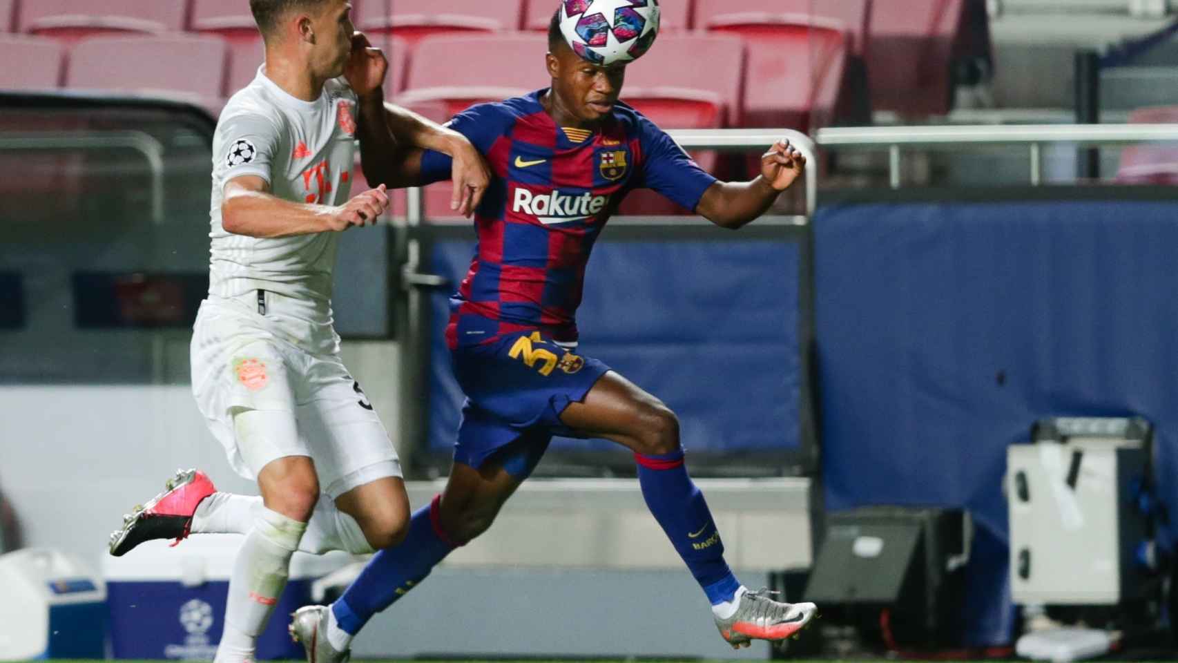 Ansu Fati pelea un balón con el Barcelona